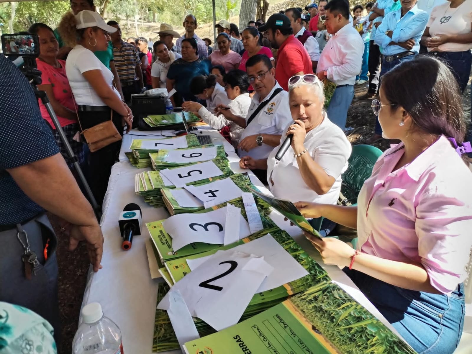 División de Titulación en entrega de tílulos a la municipalidad de Macuelizo y pobladores